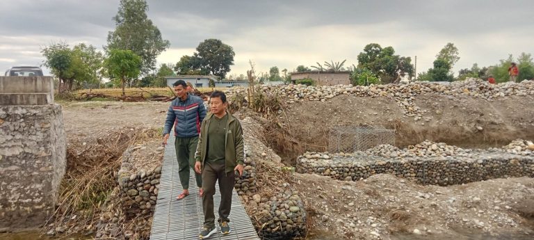 मलेरिया नाला तटबन्ध निमार्णको दोधारा चाँदनीका मेयरद्धारा स्थलगत अनुगमन