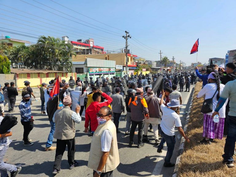 कोसी नामकरणविरोधी र प्रहरीबीच झडप,  २५ जना घाइते