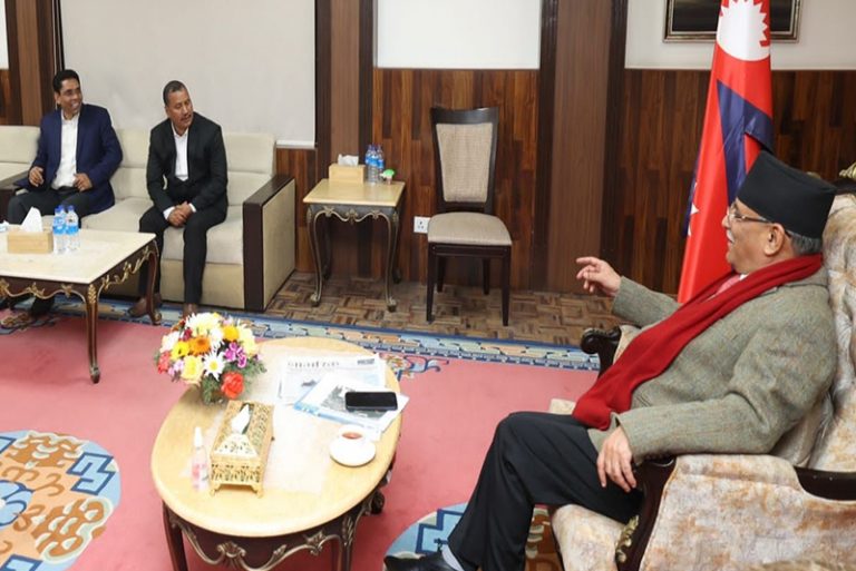 प्रचण्डलाई भेट्न बालुवाटार पुगे विप्लव र प्रकाण्ड, राजनीतिक घटनाक्रमबारे  छलफल