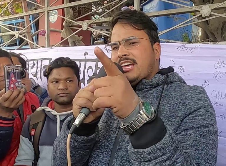 ज्ञानेन्द्र शाहीविरुद्ध मिटर ब्याज पीडितको नाराबाजी