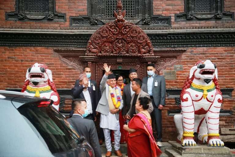 सडक खाली गर्ने परम्परा तोड्दै राष्ट्रपति पौडेलले गरे कुमारी दर्शन