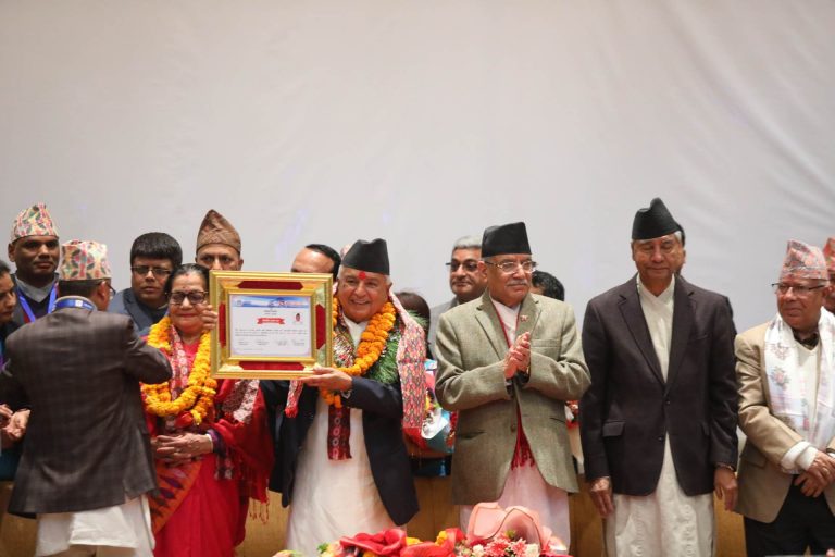 रामचन्द्र पौडेलले पाए राष्ट्रपति निर्वाचित प्रमाणपत्र, देउवा र प्रचण्डसँग अकंमाल