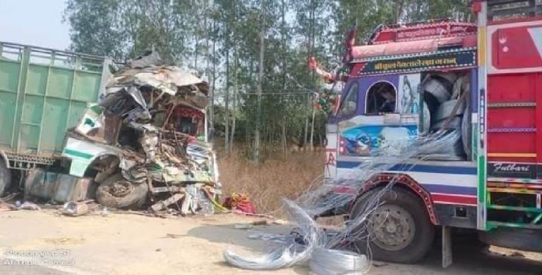 दुईवटा ट्रक ठोक्किँदा तीनजनाको घटनस्थलमै मृत्यु