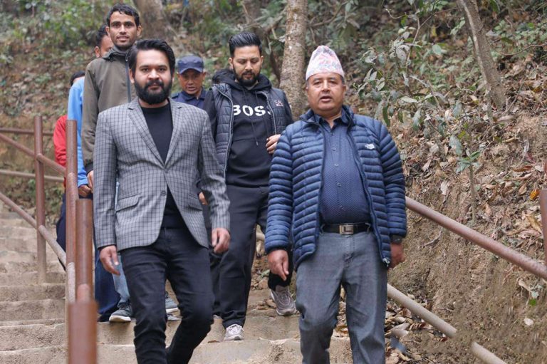 महेश बस्नेतको घरमा पुगेर मेयर बालेन