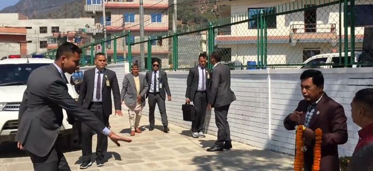 शपथ नखाँदै राष्ट्रपति पौडेलको ‘तामझाम’ धेरै, ‘बाटो खाली’ गराउँदै दौडधुप