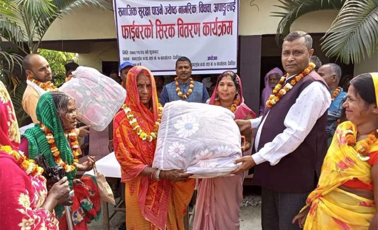 गर्मी सुरु भएपछि धनुषामा नगरपालिकाले बाँड्यो सिरक
