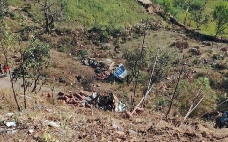 ग्यास सिलिन्डर बोकेको ट्रक दुर्घटना, घटनास्थलमै तीन जनाको मृत्यु