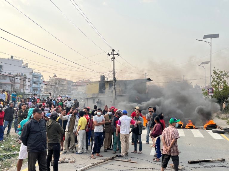 महानगरको डोजर रोक्न टायर बालेर सुकुम्वासी बस्तीका बासिन्दाको अवरोध