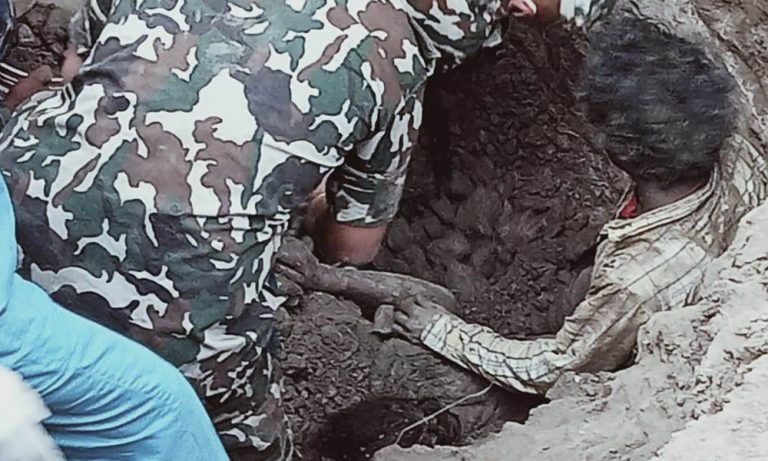 भक्तपुरमा ढल खन्‍ने क्रममा पुरिएर श्रमिकको मृत्यु