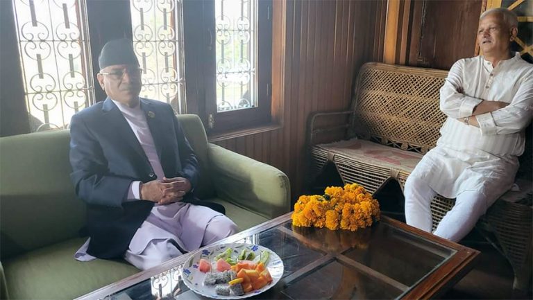 एमाले सचिव लेखराज भट्टको घरमा पुगे प्रधानमन्त्री प्रचण्ड