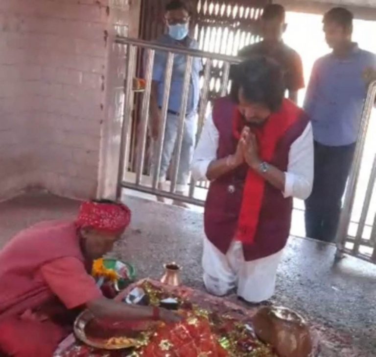 चुनावमा सफलताको कामना गर्दै सीके राउतले गढीमाई मन्दिरमा गरे पूजापाठ