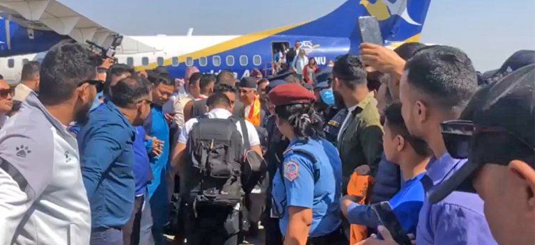 ओली नेपालगन्ज पुग्दा विमानको ढोकैमै कार्यकर्ताको ठूलो भिड