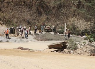 मध्यपहाडी लोकमार्ग : हिउँदमा धुलो र बर्खामा हिलाम्य