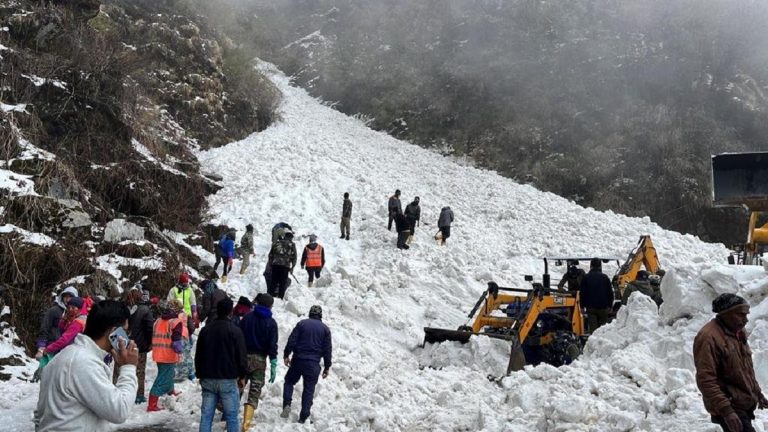 सिक्किममा हिमपहिरो, तीन नेपालीसहित सात जना पर्यटकको मृत्यु