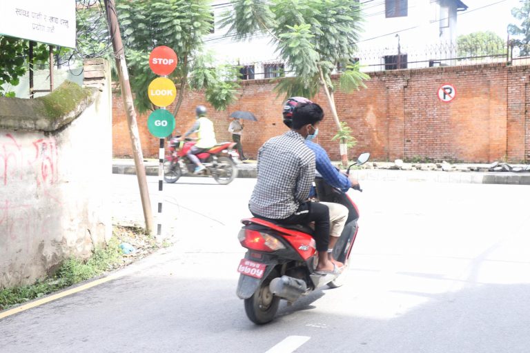 भाडा लिएर यात्रु बोक्ने निजी सवारीलाई कारबाही