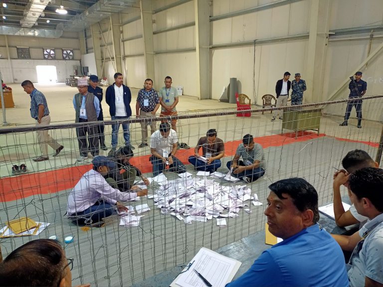 चितवन-२ मा अघि लागे रवि लामिछाने, बारामा पछि परे उपेन्द्र यादव