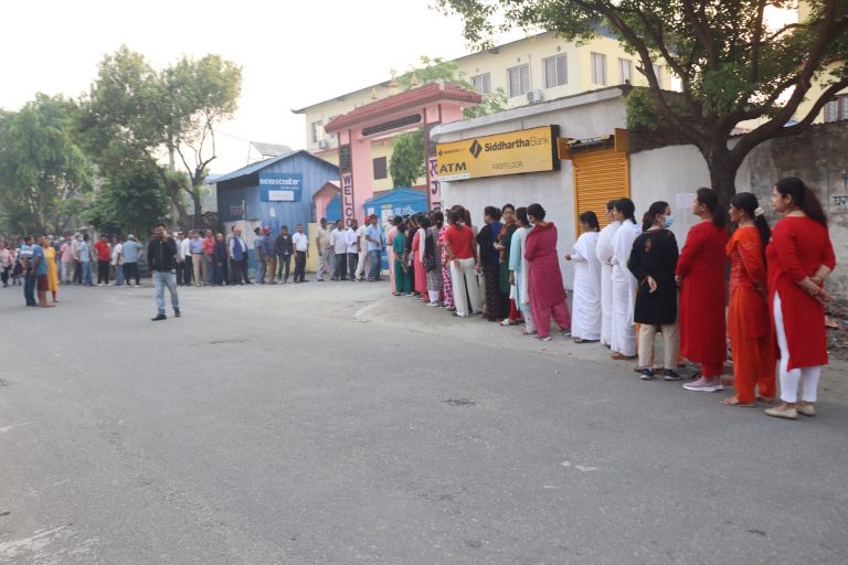 चितवन-२ मा बिहानैदेखि मतदाता लाइनमा, तनहुँ-१ मा राजमार्ग ठप्प पारेर मतदान चल्दै