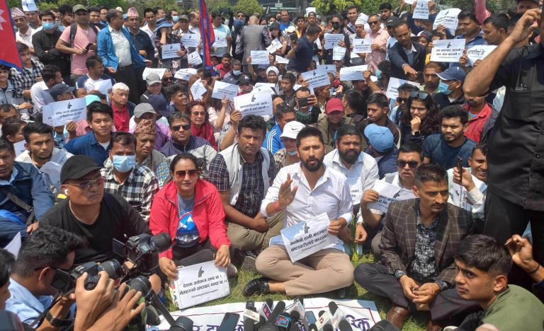 भ्रष्टचारविरुद्धको आन्दोलनमा रविको स्वागत, बाबुरामविरुद्ध नाराबाजी
