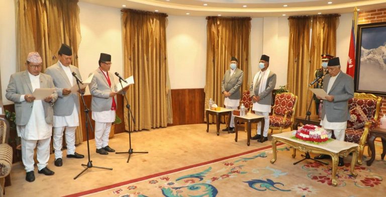 तीन मन्त्रीले लिए शपथ