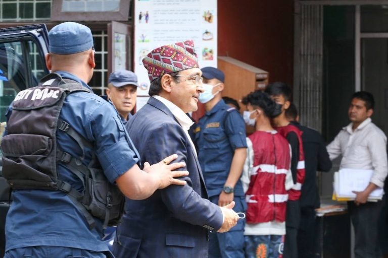 अदालतमा टोपबहादुर, मुस्कुराउँदै भित्र छिरे