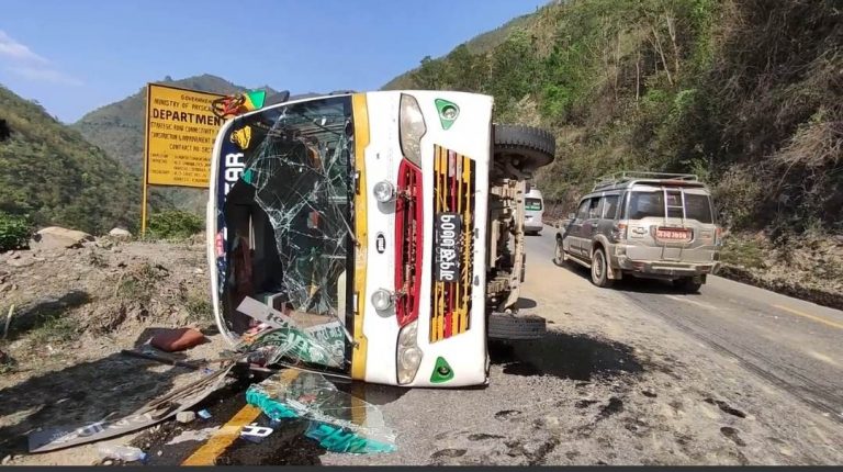 काठमाडौंबाट पोखरा जाँदै गरेको बस पल्टियो