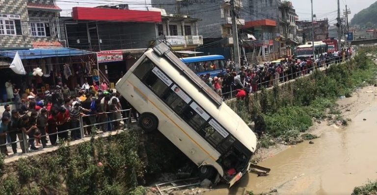 काठमाडौंको  शेषमति खोलामा बस खस्यो