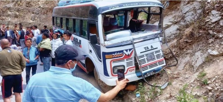 रामेछापबाट काठमाडौँ आउँदै गरेको बस दुर्घटना