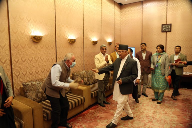 चन्द्र भण्डारीसँग भेटघाटका लागि विशेष व्यवस्था, ओलीले भने -‘निको हुनुभयो, खुशी लागेको छ’