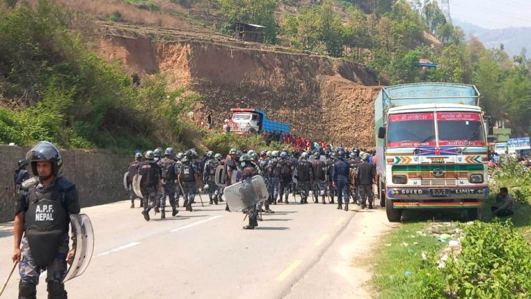 चक्कु हानी गल्छीमा एक युवकको हत्या, स्थानीयद्वारा सडक बन्द