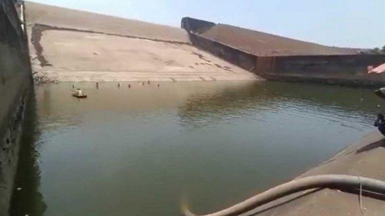 पानीमा खसेको फोन निकाल्न जलाशय सुकाउने कर्मचारी निलम्बित