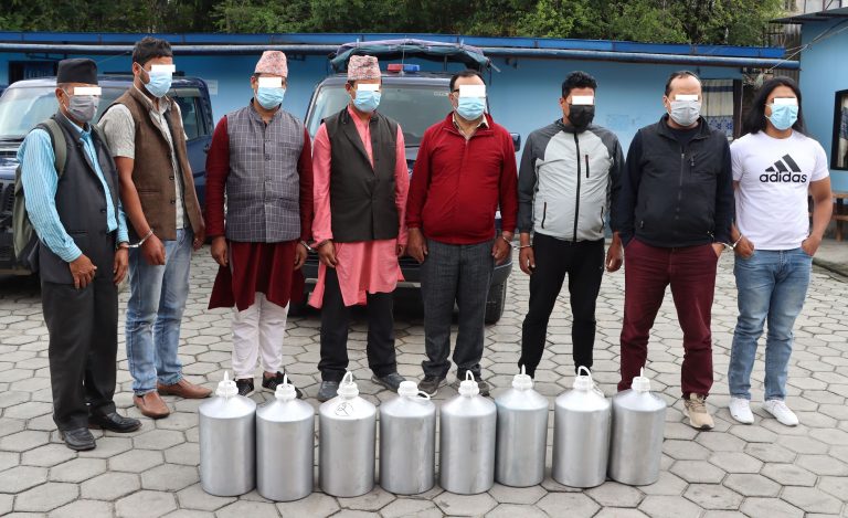 काठमाडौंबाट दुई करोड बराबरको रक्तचन्दनको तेलसहित  ८ जना पक्राउ
