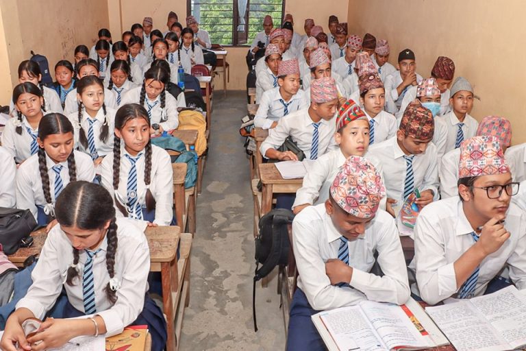 छात्रलाई ढाका टोपी र छात्रालाई दुई चुल्ठो बाट्न अनिवार्य