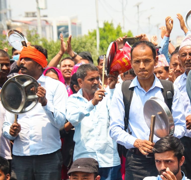सामुदायिक विद्यालयका शिक्षक-कर्मचारीले गरे थाल ठटाउँदै विरोध प्रदर्शन