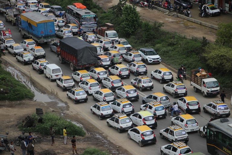 आन्दोलनमा उत्रिए ट्याक्सी, ट्रक र ट्यांकर व्यवसायी