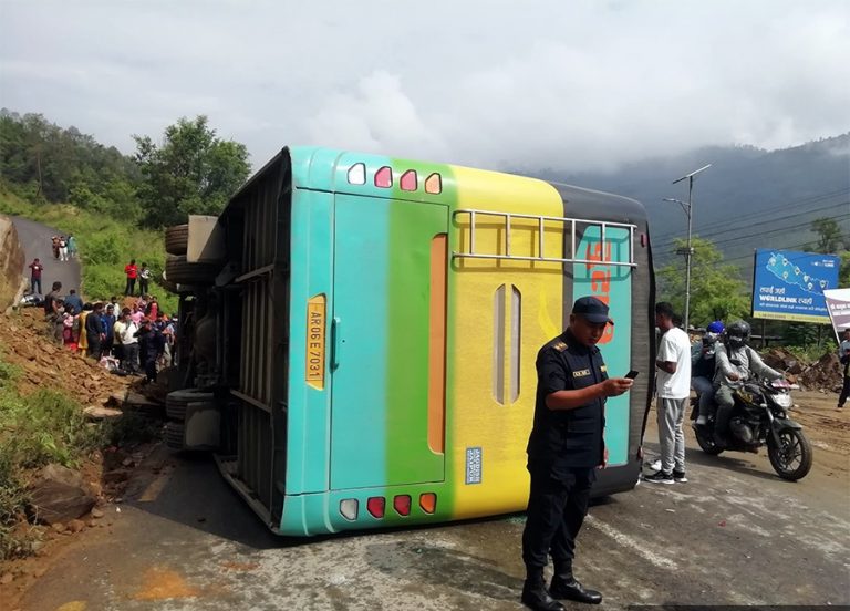राजस्थान जाँदै गरेको बस धादिङको गल्छीमा दुर्घटना