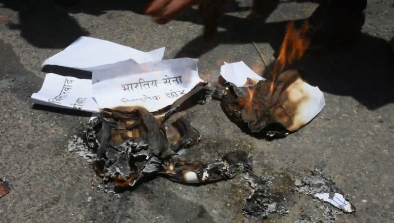 भारतीय दूतावास अगाडि राप्रपाका युवा–विद्यार्थीले जलाए अखण्ड भारतको नक्सा