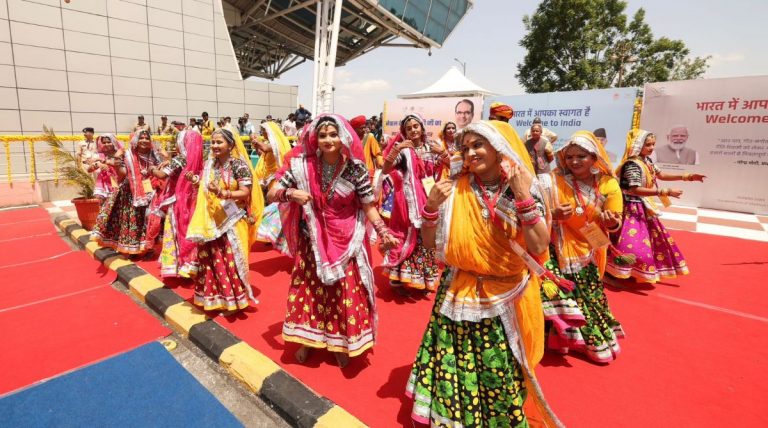 इन्दोर पुगेका प्रधानमन्त्री प्रचण्डलाई सांस्कृति झाँकीले स्वागत (फोटोफिचर)