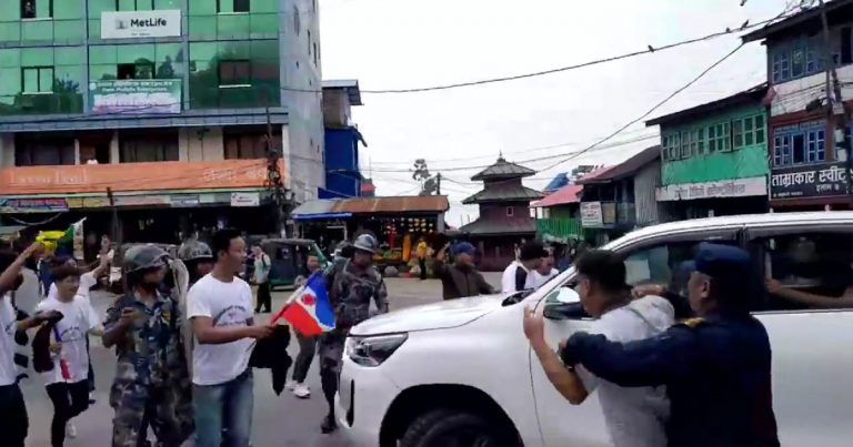 योगेश भट्टराईमाथि पहिचानवादीले गरे आक्रमण प्रयास, कालो झण्डा देखाए