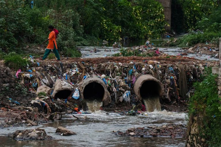 गर्मीसँगै बागमती नदीमा दुर्गन्ध बढ्यो, आसपासका बासिन्दालाई सास्ती