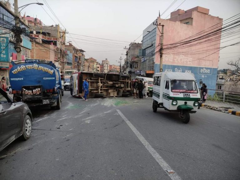 ललितपुरको इमाडोलमा बस दुर्घटना