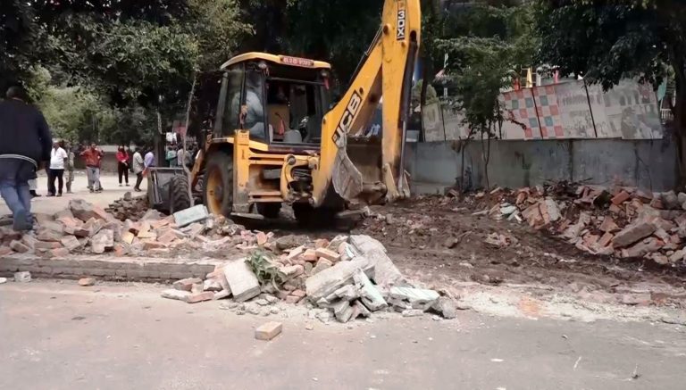 सरकारी जग्गा खाली गराउन महानगरले  चलायो डोजर, स्थानीयको विरोध