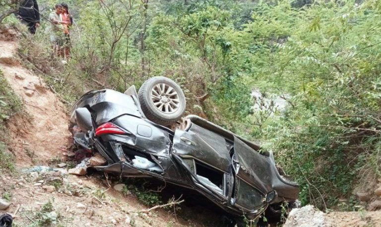बझाङमा कार दुर्घटनाः मन्त्री सिंहकी श्रीमती र भाउजुको मृत्यु