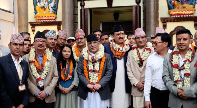 बाबुरामको टिप्पणी-‘प्रचण्डको पशुपति दर्शन राजनीतिक प्रेरित, पूरै मन्त्रीमण्डल जानुले प्रश्न उठ्छ’