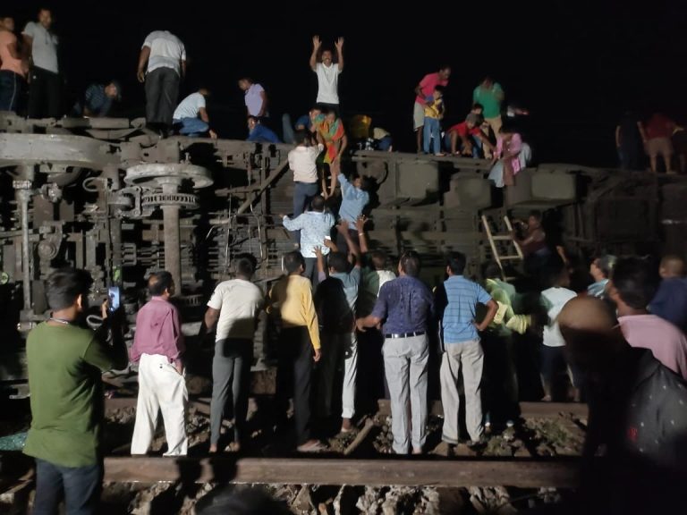 भारतमा भएको रेल दुर्घटनामा २३० भन्दा बढी यात्रुको मृत्यु, नौ सयभन्दा बढी घाइते