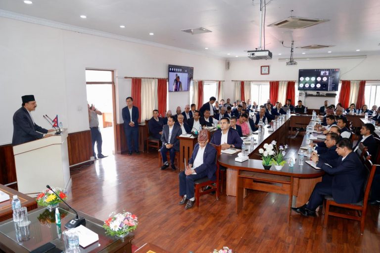 राजश्व उठाउने काममा जिम्मेवार भएर लाग्न अर्थमन्त्री डा. महतकाे निर्देशन