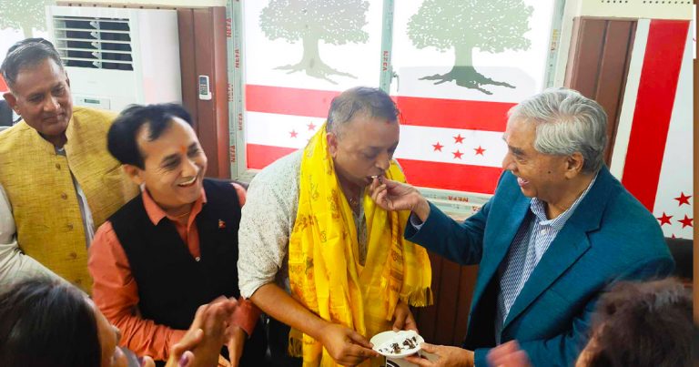 केन्द्रीय समिति बैठकमा मनाइयो गगन थापाको जन्मदिन