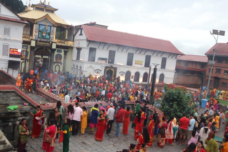 पशुपतिनाथ मन्दिरमा बिहानैदेखि भक्तजनहरुको घुइँचो