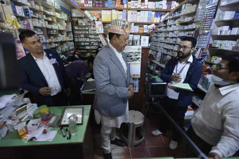 फार्मेसी अनुगमनमा निस्किए स्वास्थ्यमन्त्री बस्नेत
