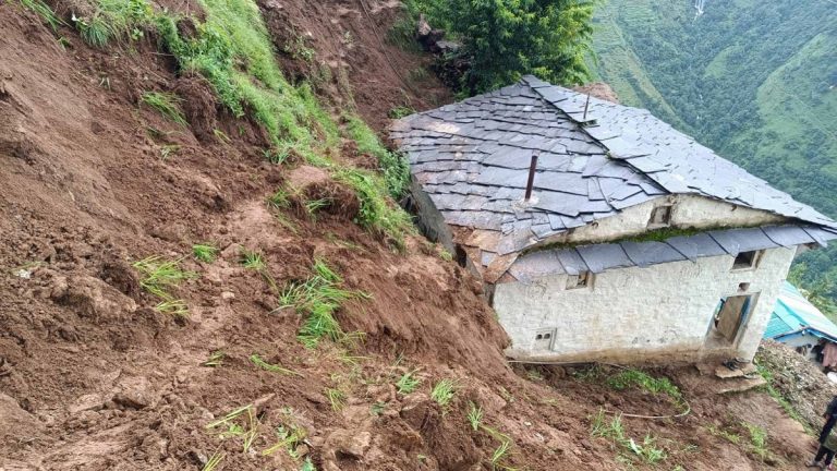 पहिरोले घर बगाउँदा लमजुङमा एकै परिवारका ४ जना बेपत्ता