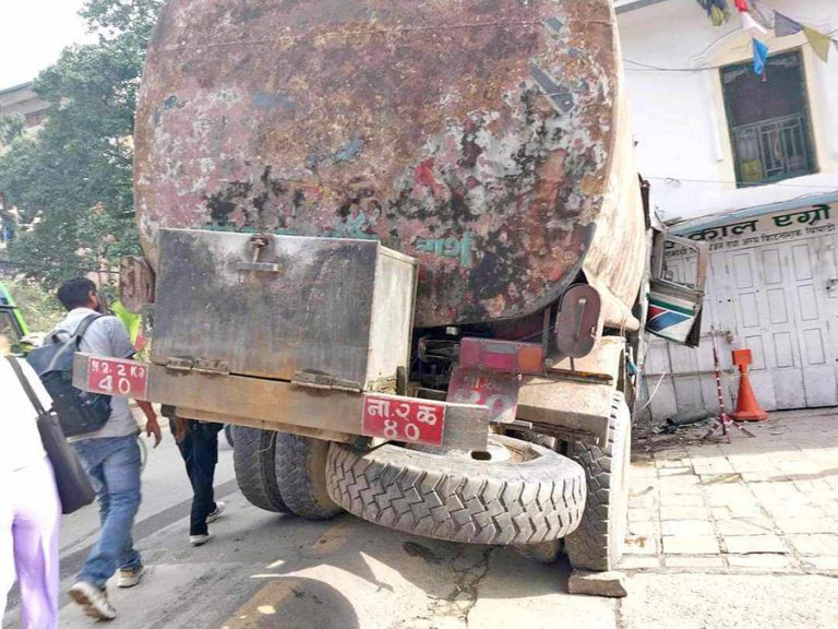 पानी ट्यांकर ठोक्किँदा महांकाल मन्दिरमा क्षति,चालकको अवस्था गम्भीर